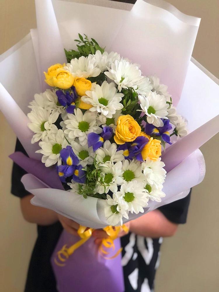 Букет цветов из: Ирисы, Хризантемы и Розы в Усадище