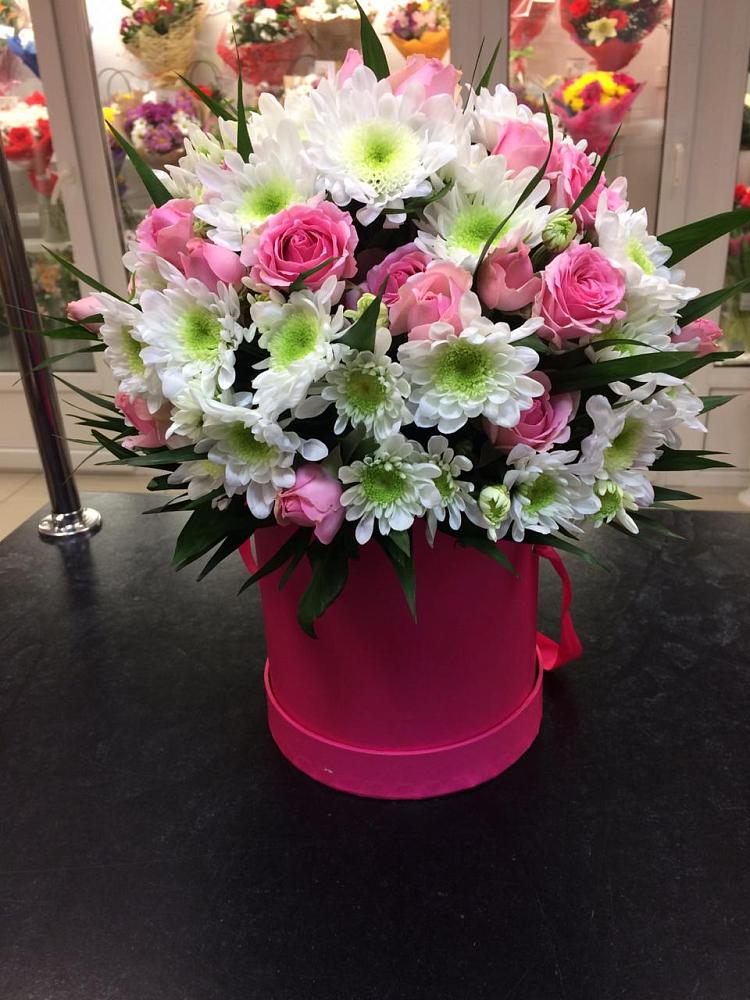 Цветочная композиция из Розы и Хризантемы в шляпной коробке в Усадище